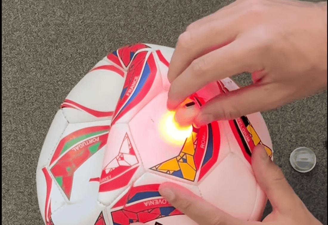 Remplacer l'ampoule d'un ballon de football lumineux. Étapes à suivre et conseils - LedsMove