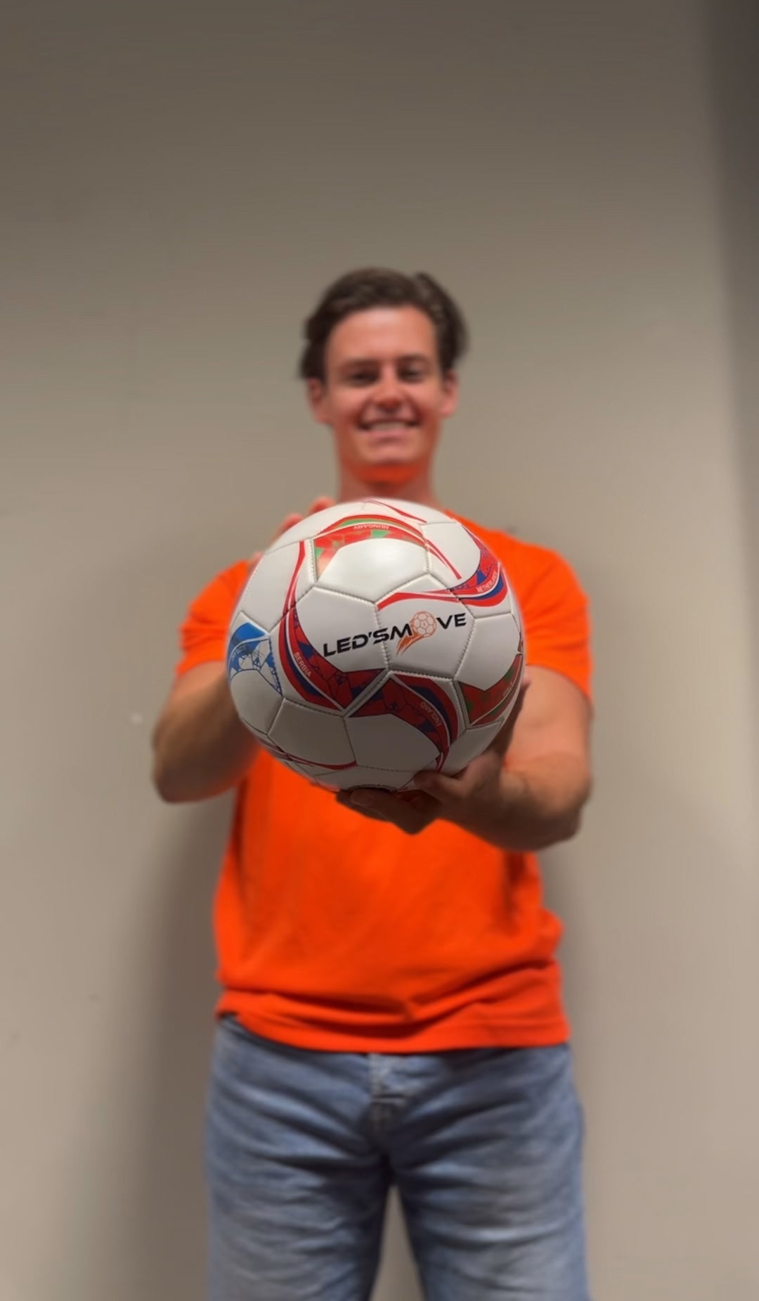 Bas van LED's Move met de lichtgevende voetbal