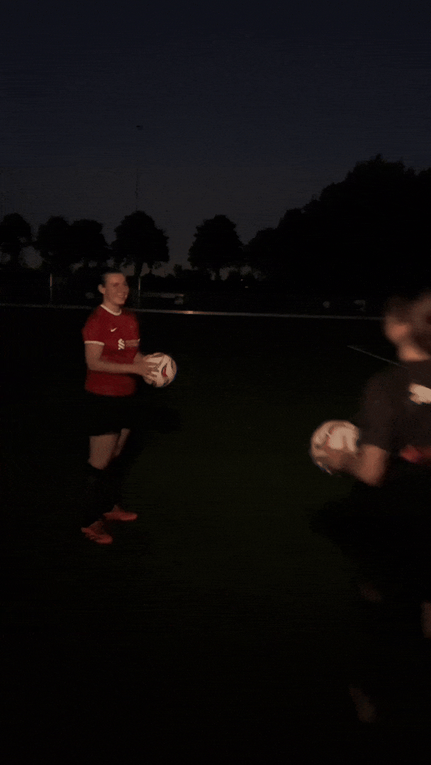 lichtgevende voetbal met LED licht light up ball meiden in het donker voetballen