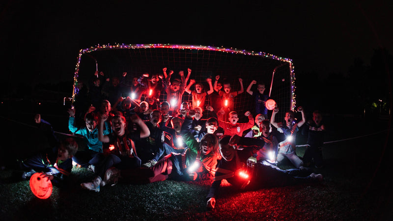 Leuchtender Fußball Kindergeburtstag mit LED-Fußball - LedsMove